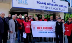 Eskişehir’de emekliler SGK önünde: Kaderimizi başkalarının insafına bırakmayacağız