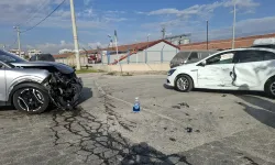 Eskişehir'de iki sokak kesişiminde şiddetli çarpışma