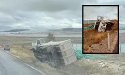 Eskişehir’de kontrolden çıkan kamyon yan yattı! Çuvallar çevreye saçıldı