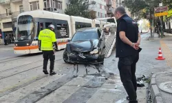 Eskişehir’de korkutan trafik kazası! Tramvay seferlerini aksadı