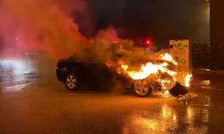 Eskişehir'de otomobili alev alev yandı, sürücü sigara içerek izledi