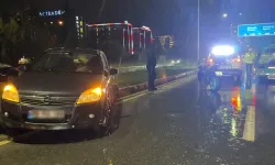 Eskişehir'de sağanak sonrası kaza! Otomobil refüje çıktı, motosiklet parçalandı