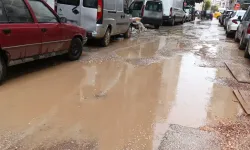 Eskişehir’de sağanak sonrası sokaklar göle döndü! Vatandaşlar tepki gösterdi