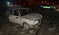 Eskişehir’de yaşanan kazada otomobil hurdaya döndü, mahalle elektriksiz kaldı