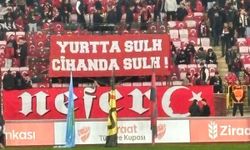 Eskişehirspor'un stadyumu kırmızı beyaza büründü