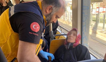 Eskişehir'de tramvayda panik anları: Yaşlı kadın fenalaştı