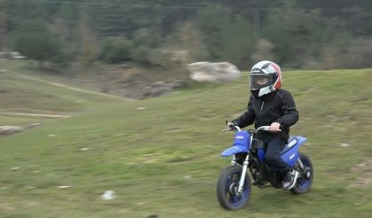 8 yaşında motosikletle toprağın tozunu kaldırıyor