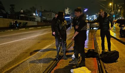 Bursa'da çukura giren motosikletli yere kapaklandı