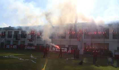 Eskişehirspor taraftarından kritik rövanş öncesi meşale şov