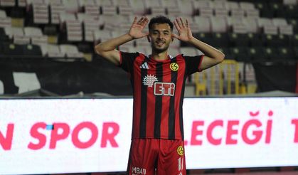 Mert Başer yine sahnede!