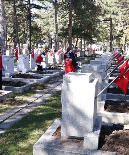 Eskişehir’de şehit kabirleri temizlendi