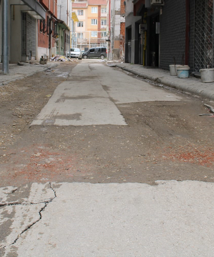 Eskişehir’de bozuk yollar araçlara zarar veriyor