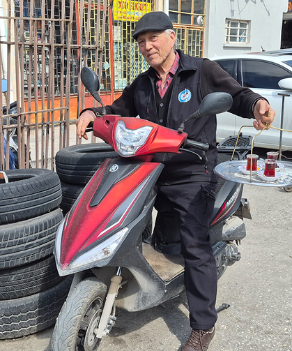 Eskişehir'de 44 yıllık çaycıdan sıra dışı servis yöntemi!