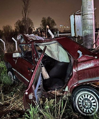 Kütahya'da otomobil direğe çarptı: 1 kişi öldü, 1 kişi yaralandı