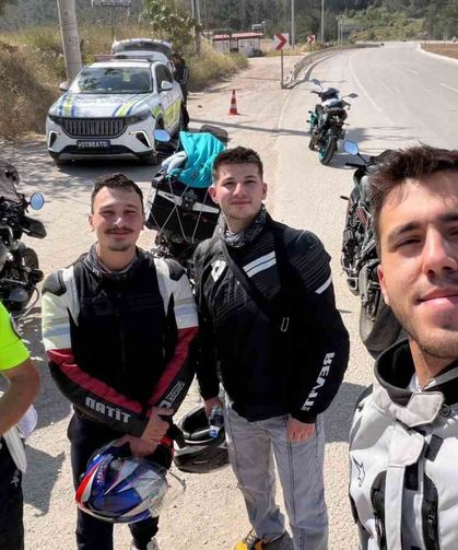 Eskişehir'de motosikletini bağlayan polis ile Antalya'da karşılaşan sürücü fotoğraf çektirdi