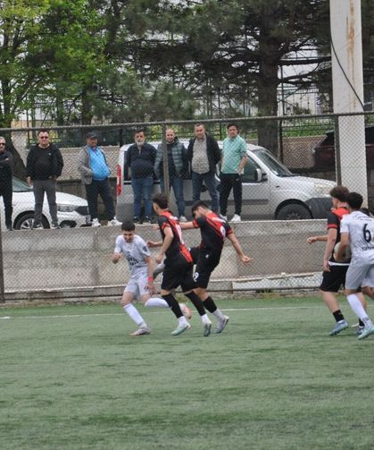 Eskişehir'de amatör maçta saha savaş alanına döndü