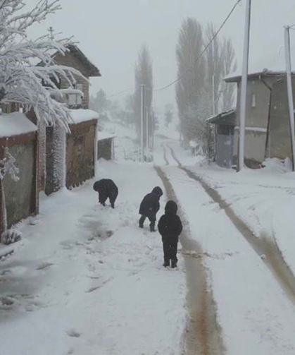 Eskişehir'de çocuklar mayıs ayında kartopu oynadı