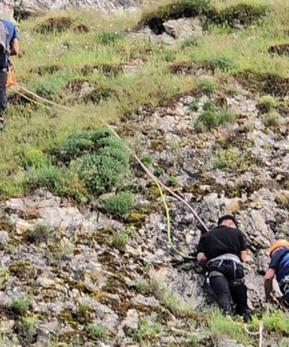 Eskişehir’de oyukta mahsur kalan 2 genç kurtarıldı