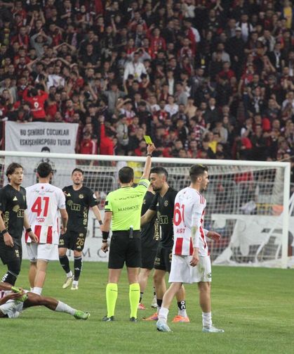 Hakem maçın önüne geçti