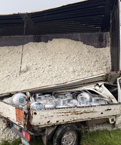 Kamyonetin üzerine tır devrildi: Sürücü hayatını kaybetti