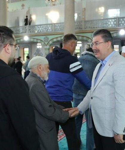 Vali Yılmaz Reşadiye Camii'nde vatandaşlarla bayramlaştı