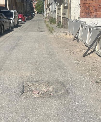 Eskişehir'de çukurla dolu sokak vatandaşı isyan ettirdi
