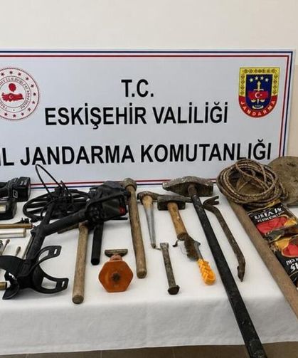 Eskişehir’de kaçak kazıya suçüstü: 3 şüpheli yakalandı