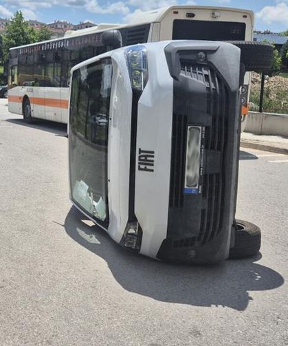 Eskişehir'de PTT aracı kaza yaptı: 2 kişi yaralı