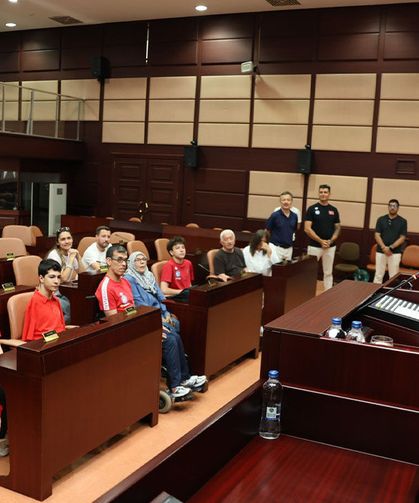 Başkan Ünlüce, Paralimpik ve Deaf Yüzme Takımı'nı ağırladı