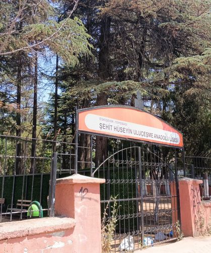 Eskişehir'de okulun hali görenleri düşündürdü! Bahçesi çöplerle doldu, duvarları çatladı