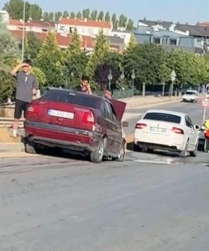 Eskişehir’de otomobil refüje çıktı, yola dökülen yağ trafiği tehlikeye düşürdü