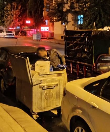 Eskişehir’de gece yarısı ekmek mücadelesi: Geçimini çöpten çıkarıyor