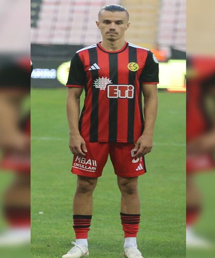 İlk maçta kızardı