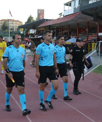 Uşakspor - Eskişehirspor karşılaşmasında hakeme büyük tepki