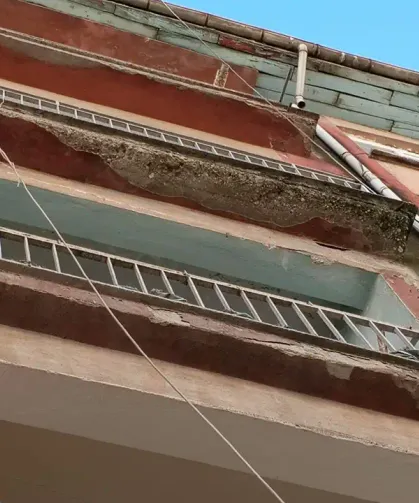 Eskişehir’de eski bina alarm veriyor! Balkon ve çatıdaki hasar korkutuyor
