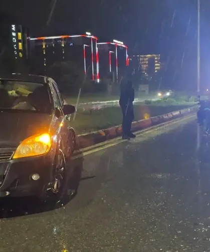 Eskişehir'de sağanak sonrası kaza! Otomobil refüje çıktı, motosiklet parçalandı