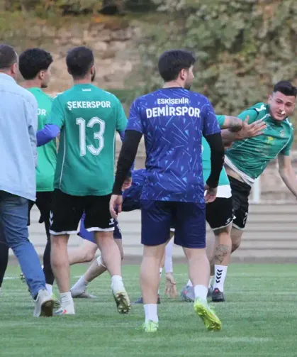Eskişehir'de saha karıştı maç yarıda kaldı