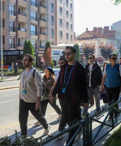 Eskişehir’in sokaklarında lezzet yolculuğu! Gençler bu rotada buluştu