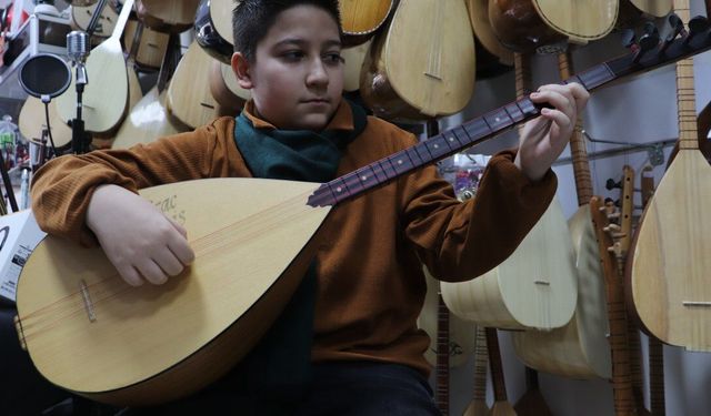 Eskişehir'de bağlama eğitimi alan gençlerin sayısı artıyor