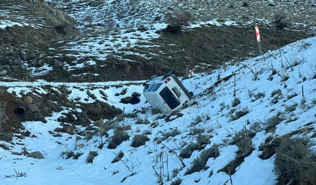 Uçurumdan yuvarlanan araçtakiler ölümden döndü