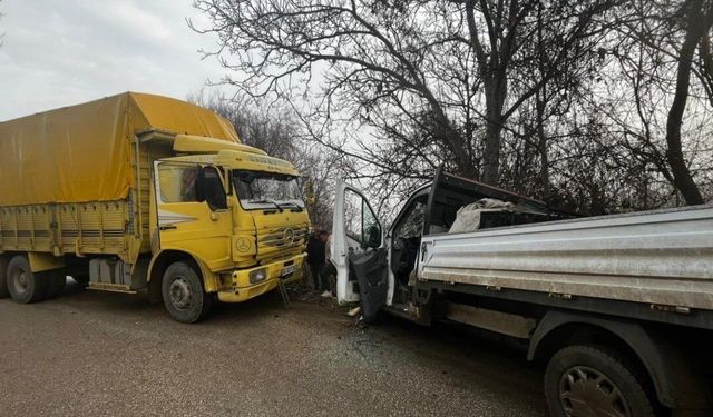 Islak yol kazaya davetiye çıkardı: 4 yaralı
