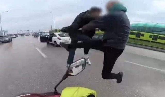 Bursa'da uçan tekmelerin sonu gözaltında bitti