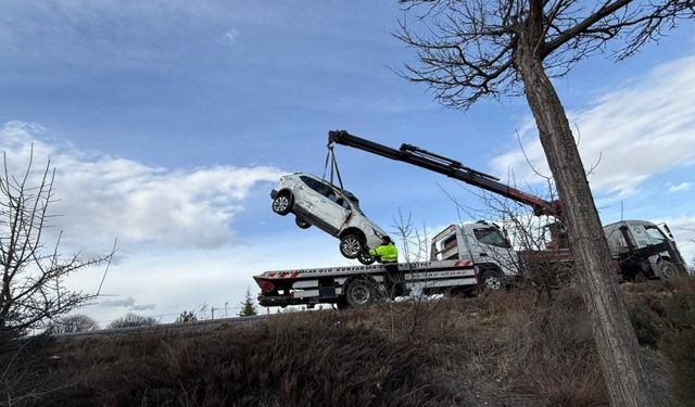 Kamyonet ile otomobil birbirine girdi