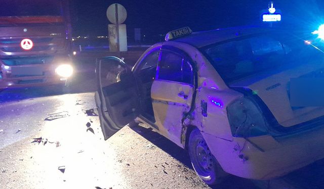 Tır ile taksi birbirine girdi: 1 yaralı