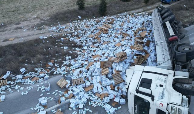 Eskişehir'de 25 ton süt tırın devrilmesiyle yola saçıldı
