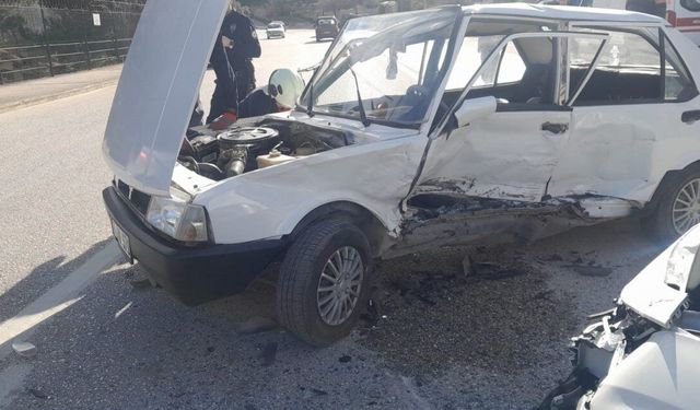 2 otomobil birbirine girdi: 4 yaralı