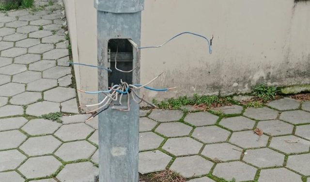 Eskişehir'de elektrik kabloları tehlike saçıyor