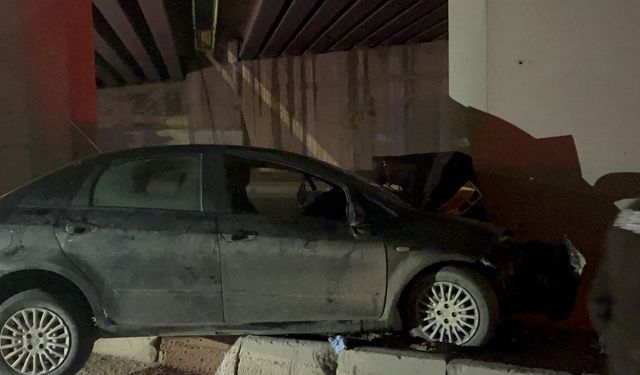 Eskişehir’de otomobil köprünün kolonuna girdi: 2 yaralı!
