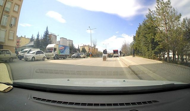 Eskişehir'de kamyonetin kasasındaki beyaz eşya yola düştü