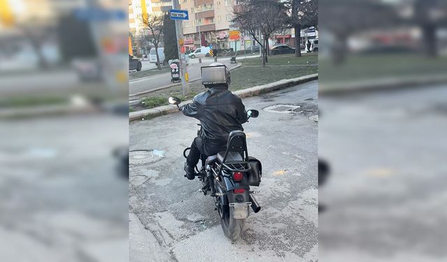 Eskişehir'de düşen plakasını kafasına yapıştırdı
